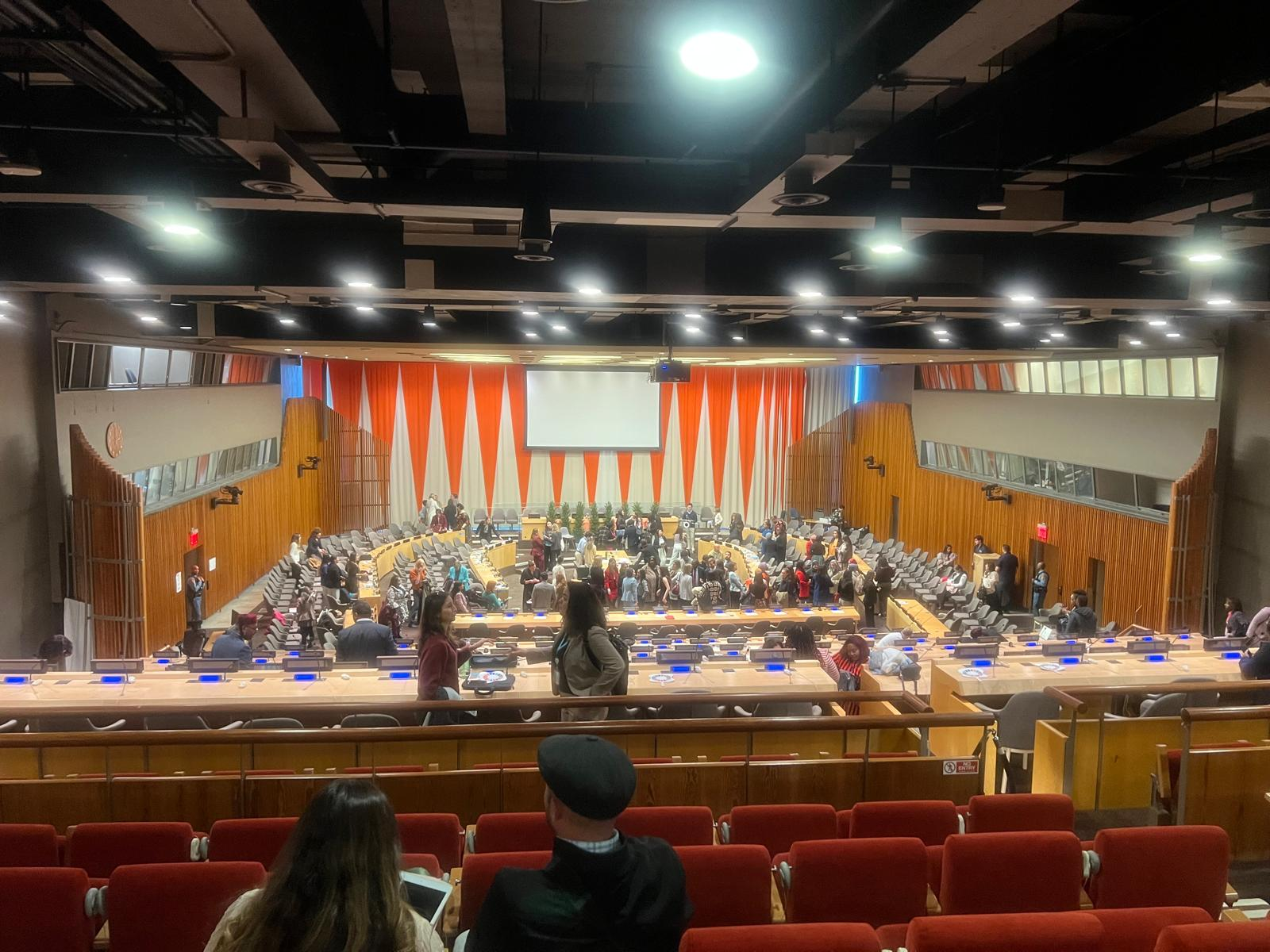 Auditório ocupado por participantes de um encontro institucional
